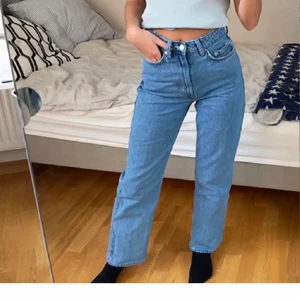 Raka jeans - Lånade bilder då dem är för små för mig (har alltså samma storlek som på bilden). Raka jeans i modellen rowe från weekday i storlek w25/l30. Bra i längd på mig som är ca 169