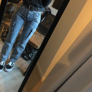 Jeans - Superfina jeans i storlek S. Mycket sparsamt använda och är därav i nyskick. Skickas med postnord spårbart paket.