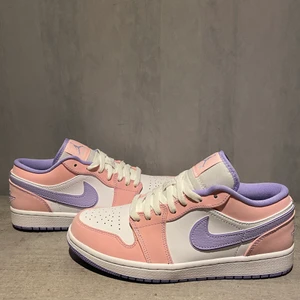 Jordan 1 Low Arctic Punch storlek 42 - Helt nya (DSWT) Jordan 1 low sjukt fina och fräscha skor kvitto finns även 💜