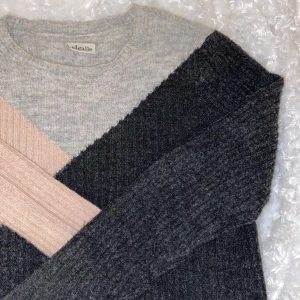 Stickad tröja - Så fin stickad tröja i tre färger, står ingen storlek men skulle säga att den passar XS/S