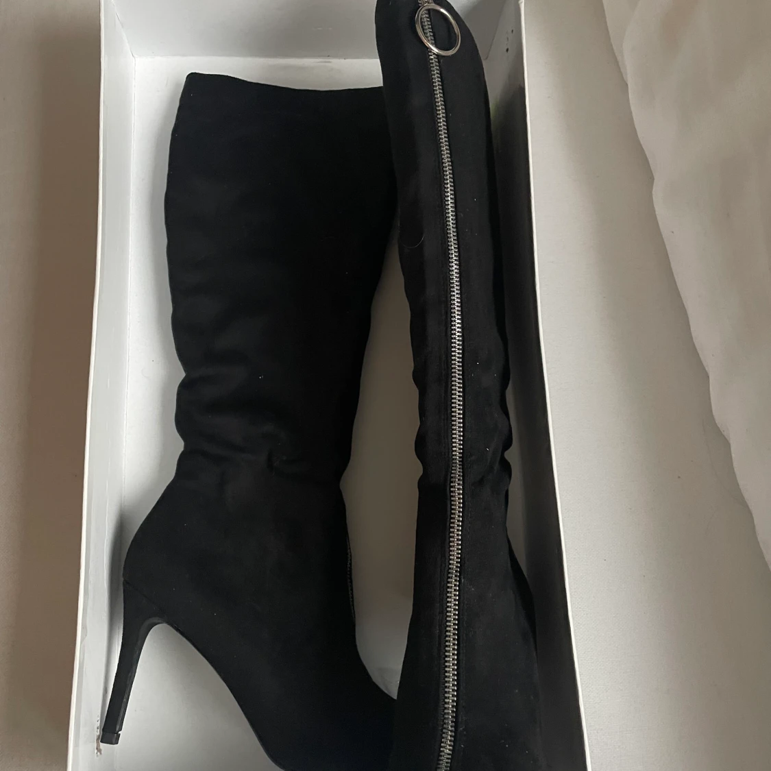 Klackskor aldrig andvända med en snygg dragkedja i fram.  - 90