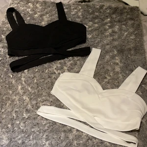 Crop top linne - Crop top linne i svart och vit med band runt midjan. Super duper fint på fester. Jag upplever den i strl XS-S. Tyvärr ligger dem i garderoben och inte används nå längre. 100 kr för båda eller  50 kr/st