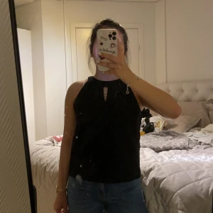 Linne med dragkedja - Svart linne med hög U krage med dragkedja bak. Superfin och elegant. Rekommenderar strl XS-S. 