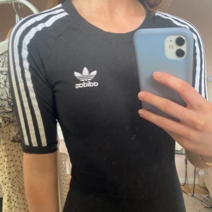 Adidas klänning  - Nyskick, storlek 24/36, frak tillkommer 