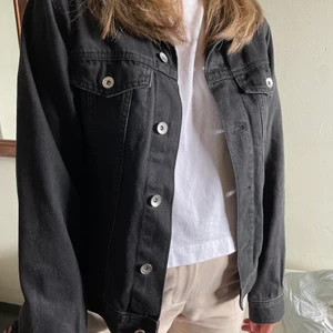 jeans jacka storlek s - Jättesnygg svart jeans jacka i storlek s (herr).