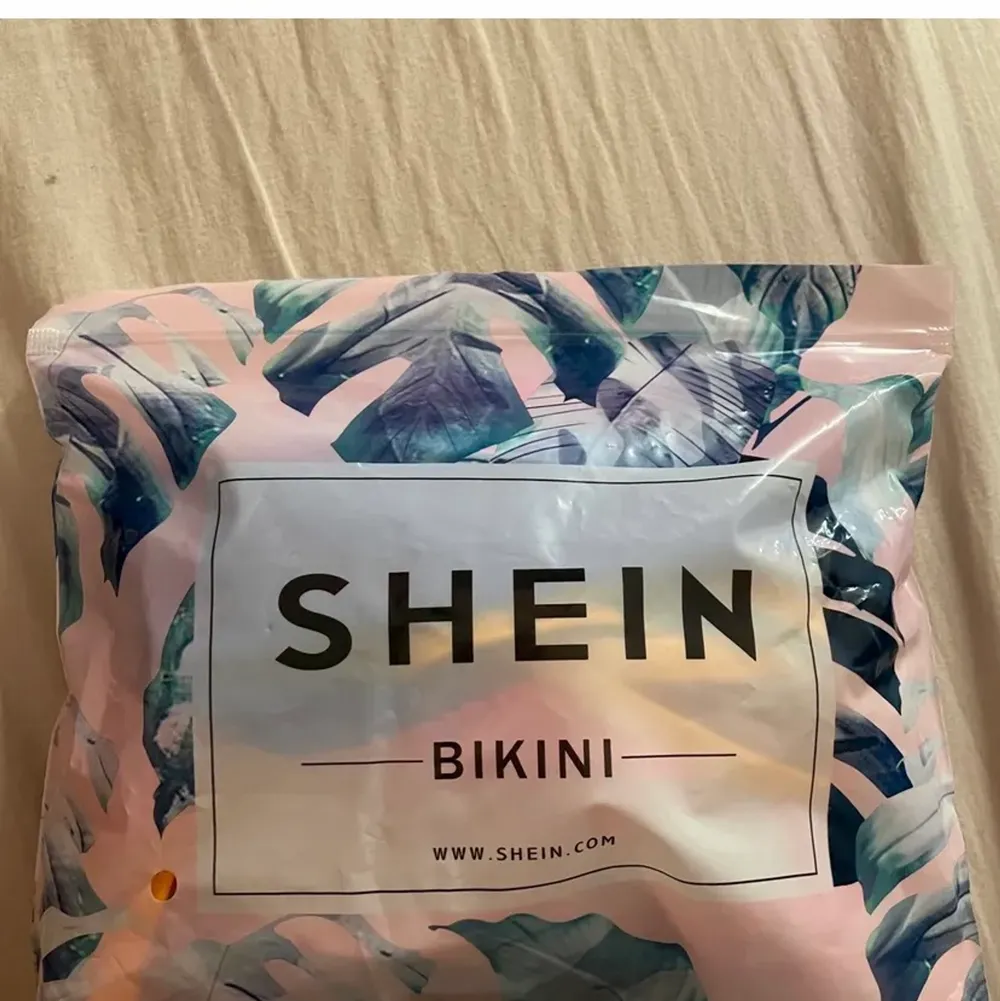 Superfin bikini från Shein, säljer då den var lite för stor på mig, säljer för 90kr plus frakt (66kr) 💗 OBS, LÅNADE BILDER. Övrigt.