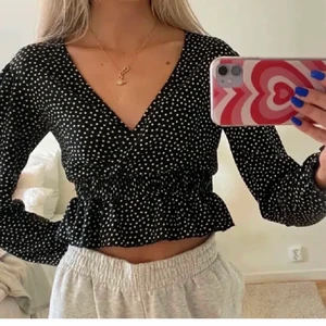 Zara topp - Lånad första bild. Lappen är borta så vet inte exakt storlek men det är antingen Xs eller S men passar även M. Den är i bra skick annars. 