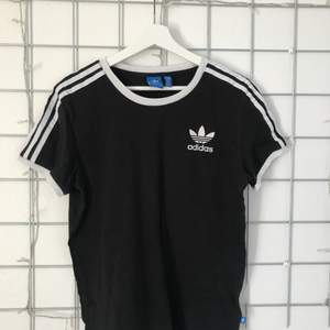 Säljer denna svarta adidas T-shirt med vita stripes🖤