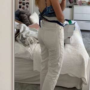 Underbara vita jeans som jag Säljer då de tyvärr är för små :/ 🤍 Tror de krympt lite så passar storlekar under!