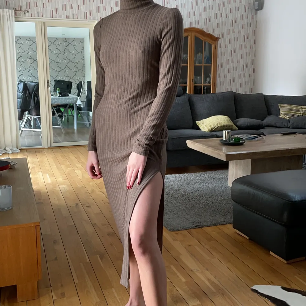 Trendig brun ribbstickad klänning! Använd en gång och är som ny. (Budgivning om fler är intresserade) Ex frakt. Klänningar.