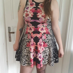 Svart och blommig H&M Klänning Storlek M - Svart och blommig H&M Klänning Storlek M