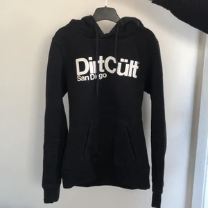 svart dirtcult hoodie storlek S - hoodien är ganska ostretchig men sitter bra på, storlek S men passar också XS. jag har haft den i 1 år men den är i bra skick