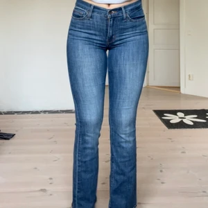 Levis bootcut jeans - Jätte skönt byxor i stolek 27. Köpta för 1445 kronor och använts cirka 5 gånger. De har tyvärr blivigt lite korta på mig därför säljs dom.