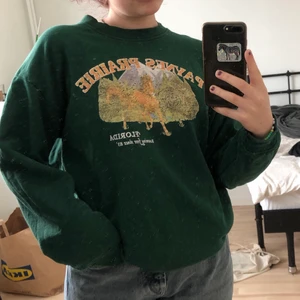 sweatshirt - jättefin tjocktröja köpt förra sommaren från asos, fortfarade i ganska nyskick, inga synliga skador! 💕 lappen säger storlek L men skulle säga att den passar en S/M bättre, beroende på önskad passform såklart 😌 