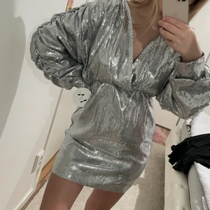 Na-kd klänning  - Klänningar från Linn Ahlborg x NA-KD collections. Klänningen är i storlek 34, men för mig som är lång 1,64 är klänningen stor. Det är helt ny, prislapp sitter kvar. Jag köpte den för cirka 800 kronor och säljer den för att den är stor för mig. 💞😊