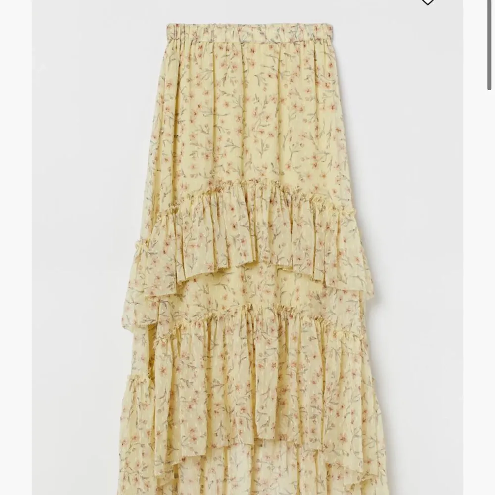 Söker denna kjol! Kontakta mig om du har en eller känner någon som kan tänka sig sälja 💝 . Kjolar.