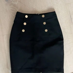 Kjol från HM  - Supé fin kjol från hm med guld detaljer 