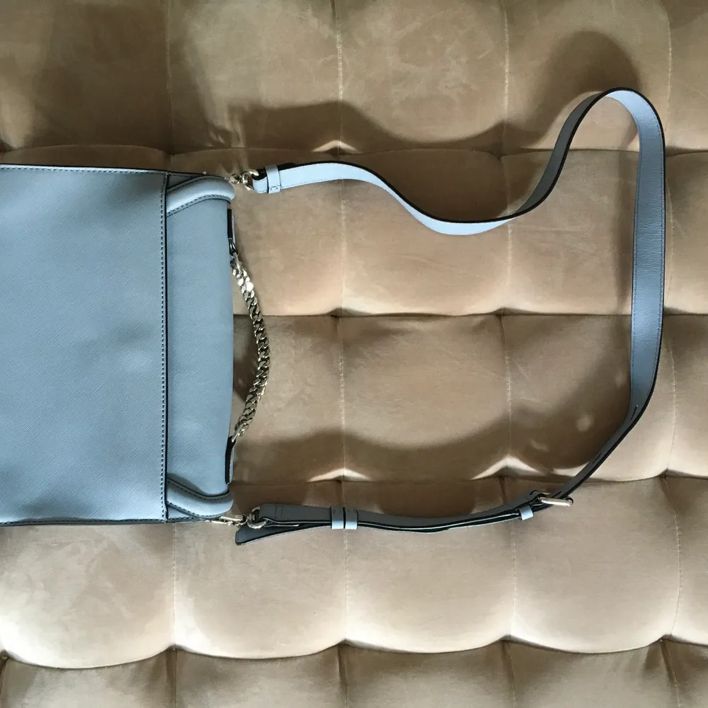 Ljusblå K/Klassik väska från Karl Lagerfeld. 100% läder. Mycket gott skick. Nypris 3000 SEK. Väskor.