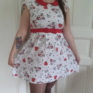Rockabilly Sourpuss Klänning Storlek Large - Alternativ, Rockabilly, New Vintage, Klänning, Stretchigt material, Mönster med hundar och prickar, röda detaljer.