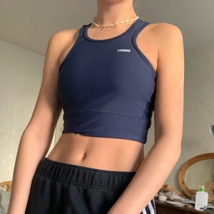 Stronger topp - Snygg stronger topp i fint skick💜 Köpt här på Plick men var för liten då den inte är särskilt stretchig, mer som en xs. Nypris: 399kr. Buda gärna i kommentarerna:)