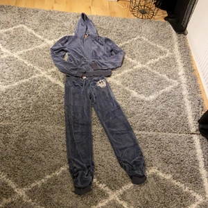 Juicy couture set  - En fin dress med veckad byxa nedtill i storlek M men är som en S. Använt skick men fin. J’et på dragkedjan är borta men går att dra upp och ner ändå 