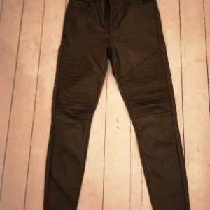 Biker skinnbyxor vero moda  - Biker skinnbyxor vero moda använda en gång stl S