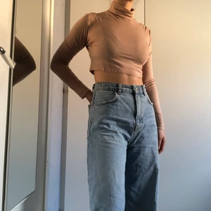 Nude polo croptop - En croptop med krage i färgen nude somr i jättebra skick, dock väldigt skrynklig men det är inget som inte går att åtgärda!😁