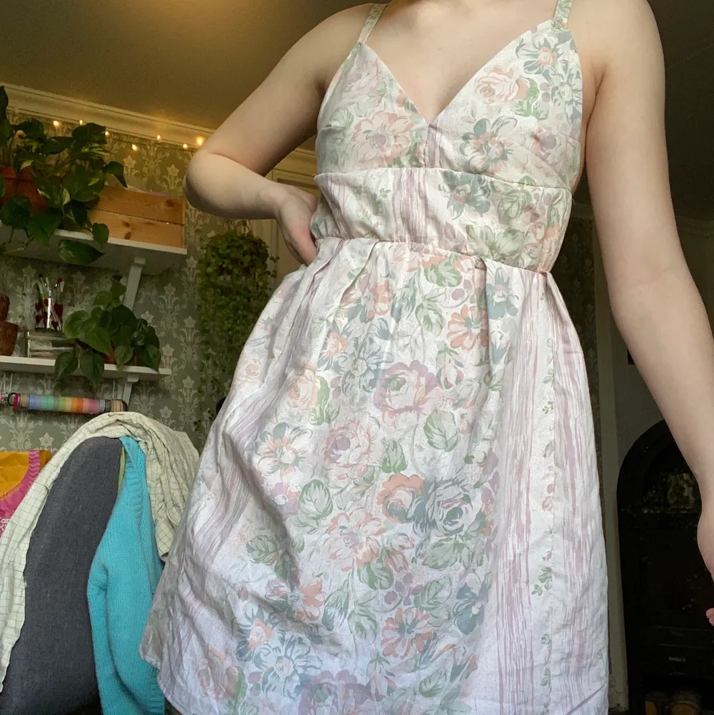 En klänning jag sytt själv med tyg jag köpt secondhand. Eftersom det är hemmasydd är den liksom inte ”perfekt”. Jag har lagt ner mycket tid på den men får ingen användning av den. Frakt tillkommer ❣️. Klänningar.