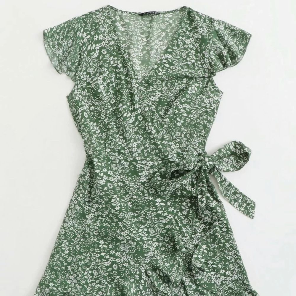 Grönblommig klänning säljes för 80kr + 30kr i frakt. Passar storlek S. Oanvänd.. Klänningar.