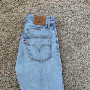 ❗️SÅLDA❗️Ett par jättesnygga ljusblå ribcage straight ankle jeans från Levi’s. Storlek 23 x 27. Köpte dem för 1200 kr. Har bara använts ett par gånger. De är i jättebra skick. Priset kan alltid diskuteras, köparen står för frakten. Betalning sker via Swish. 