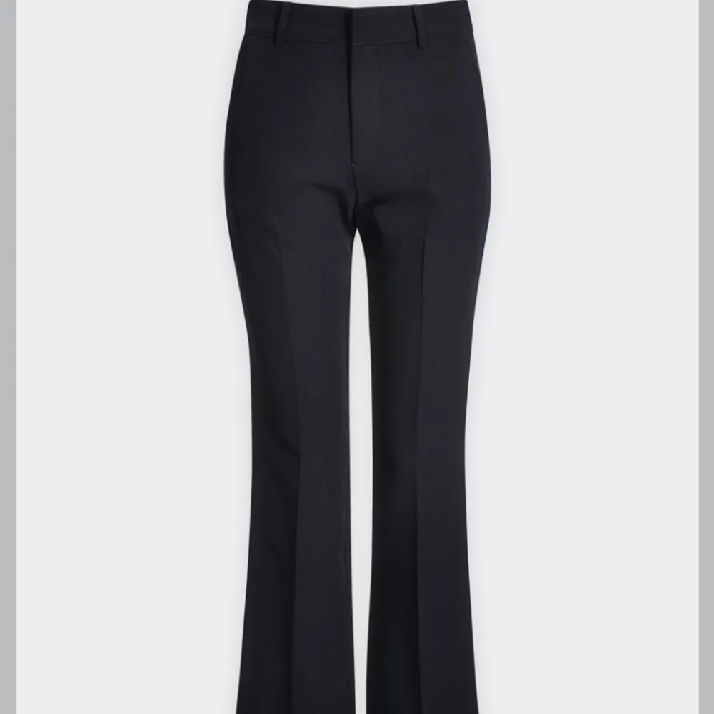 Kostymbyxor ”Vilma” från bikbok, använda en gång.                   Nypris 299kr.                                                                                                 Kontakta om du är intresserad eller för mer information❤️          . Jeans & Byxor.