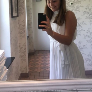 Studentklänning!! - PERFEKTA studentklänningen!! super skön och snygg vit klänning från nelly om jag inte minns fel. endast använd en gång så väldigt bra skick!! säljs då den inte kommer till användning och tycker den förtjänar att få bäras igen🤍 storlek 34 men passar även 36 så den regleras med snörning i midjan! 