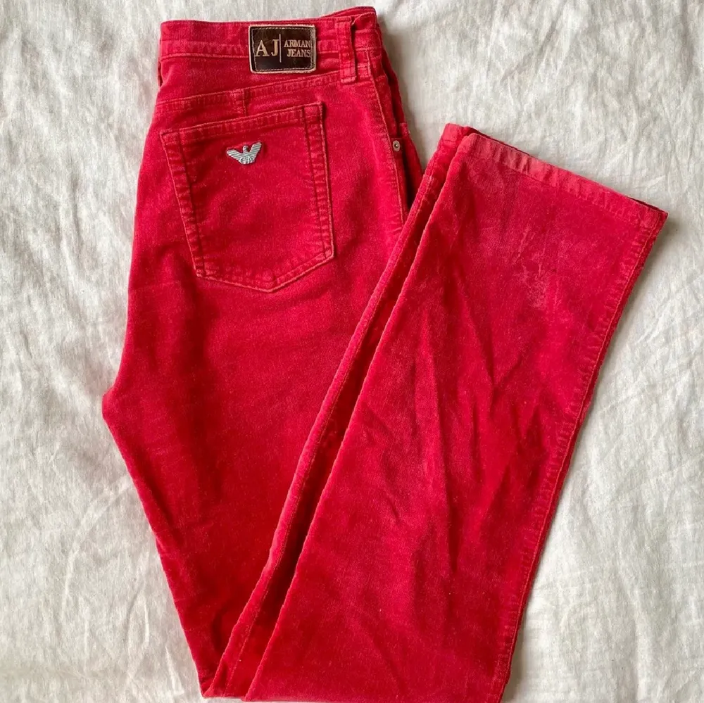 Detta är ett par röda jeans, jättesnygga. Änvänd 4-5 gånger av mig. Jeans & Byxor.
