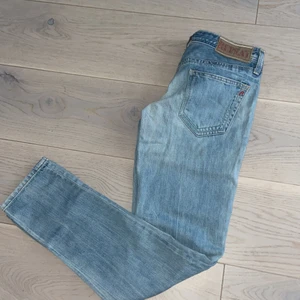 REPLAY LÅGMIDJADEJEANS - REPLAY jeans. Storlek 26/30. Har inga bilder på då de är försmå för mig. 