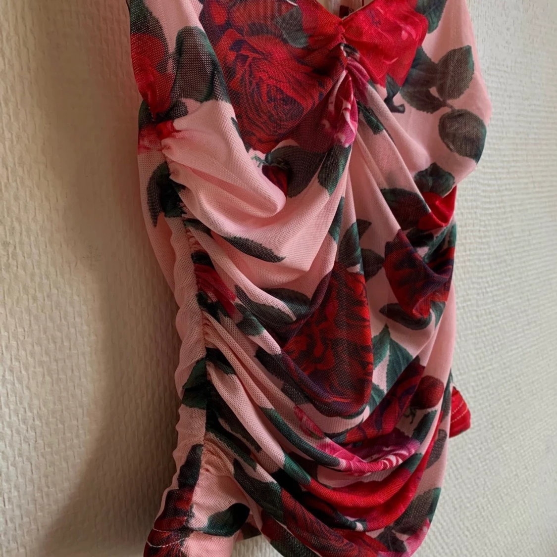 NA-KD halterneck mesh topp med rosor - 91