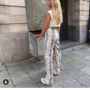 Zara ormjeans  - LÅNAD BILD!!! Säljer dessa balla jeans från zara med ormtryck. Är 168 och sitter bra i längden. Använd några gånger men är i bra skick.