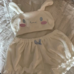 Miss melody set  - Säljer då de va för litet. Köpte de på thekawaiishoppu för 200kr+frakt så jag säljer de för samma pris så att jag har råd med ett nytt set. Inga defekter eller liknande då jag bara provat o sedan lagt i garderoben💞  De e rätt litet i storlek så skulle säga att den passar xs   #missmelody #mysset #kanin #bunny #kawaii