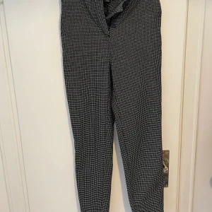 Rutiga höga kostymbyxor, stl 34 - Höga stretchiga kostymbyxor med smal midja