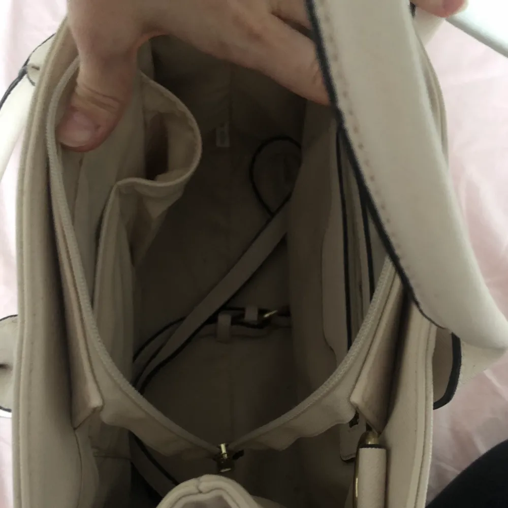 En armväska från märket mirelle superfin men har inte direkt min stil längre. Med väskan får du ett snöre (bild3) som du kan sätta fast i väskan så den kan sättas runt axeln. Nypris 600-700kr. Väskor.