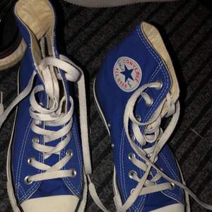 Ett par super fina blå converse som aldrig kommer till användning, dessa skor är knappt använda. Hör av er vid frågor💙💙