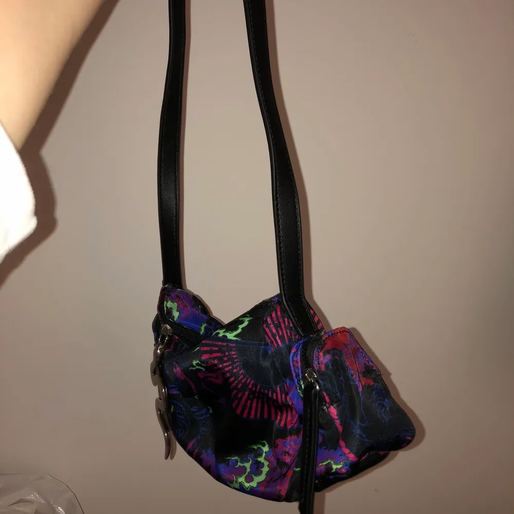 A small bag from Asos, Ive used it one time only. . Väskor.