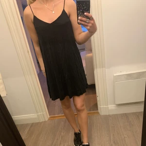 klänning - säljer denna svarta klänning! superskön och passar perfekt över en bikini i sommar. v-ringad i ryggen (samma som fram). köparen står för frakt💘
