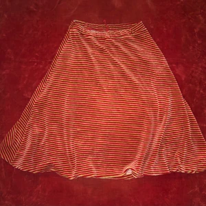 söt kjol - superfin randig kjol i gosigt material! funkar till de flästa tillfällen tycker jag! 💝💝💝 (frakt inkluderat i priset)