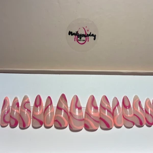 Lösnaglar - Lösnaglar ingår med nagelfil, Alkoholservett och lim.