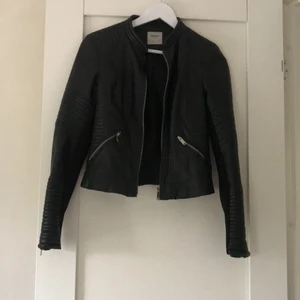 Jacka - En veromoda jacka för 30 kr det blir 60kr med frakt 📦 