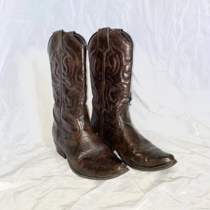 cowboy boots - Slitna men fina cowboy boots behöver nytt hem! Använda en gång. Köpte på Plick i höstas men har mest stått och dammat tyvärr. Supercoola så hoppas de kan användas mer av någon annan!