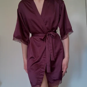 Morgonrock - Fin morgonrock från OYSHO i storlek S. Mycket fint skick, endast provad samt tvättad! 🤍                     Kolla gärna in mina andra annonser! 