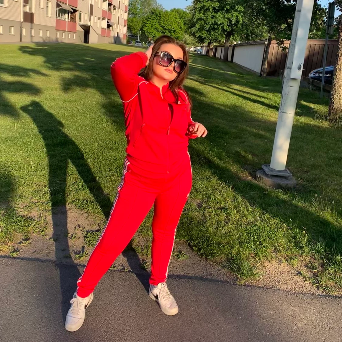 Röd adidasdress, storlek S 