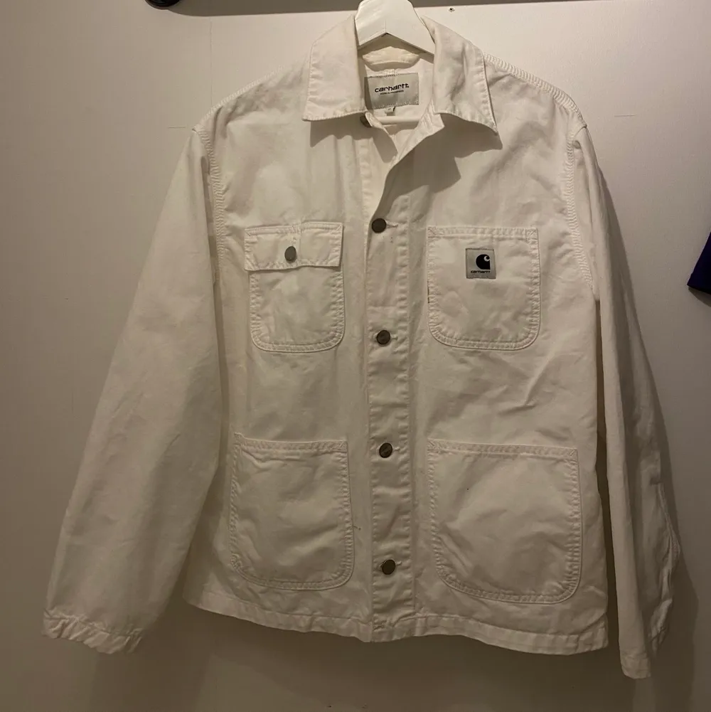 Säljer denna vita Carhartt jacka i stolek M! Superfin och passar perfekt till sommarn i tunnare material! . Jackor.
