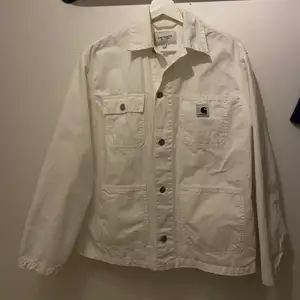 Säljer denna vita Carhartt jacka i stolek M! Superfin och passar perfekt till sommarn i tunnare material! 